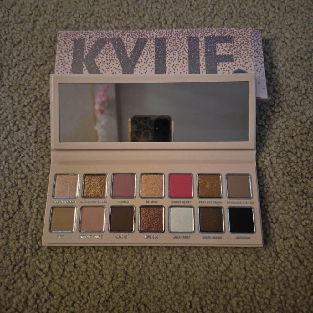 Kylie Jenner Holiday 2019 Eyeshadow Palette DISCONTINUED!!